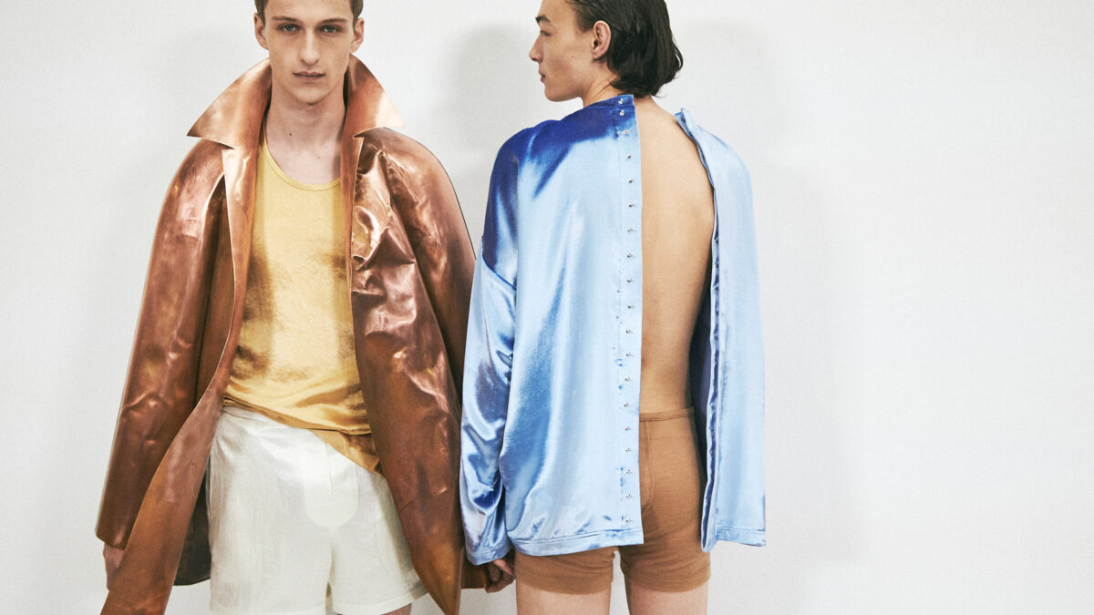 Particolare delle giacche in metallo presentate alla settimana della moda a Parigi. Particolare delle giacche in metallo presentate alla settimana della moda a Parigi.