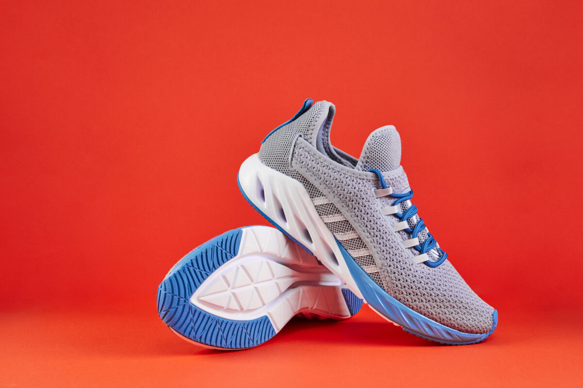 Un modello di sneakers. Un modello di sneakers.
