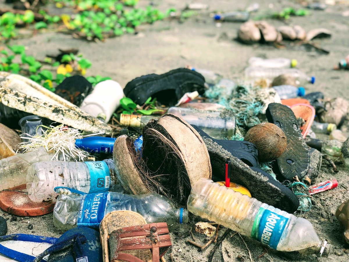 Rifiuti di vetro e plastica Rifiuti di vetro e plastica