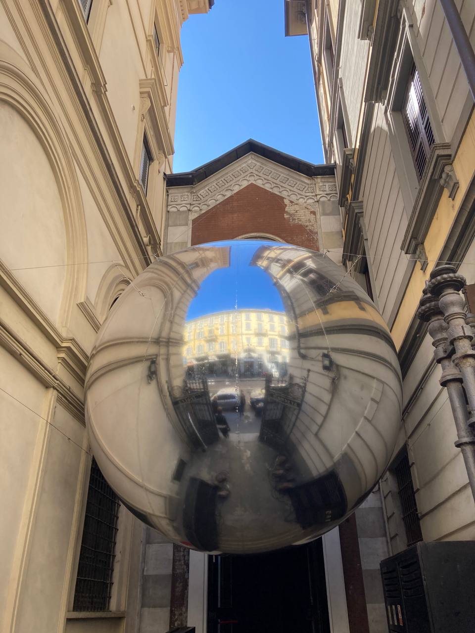 Particolare di un palazzo storico del centro di Milano. Particolare di un palazzo storico del centro di Milano.