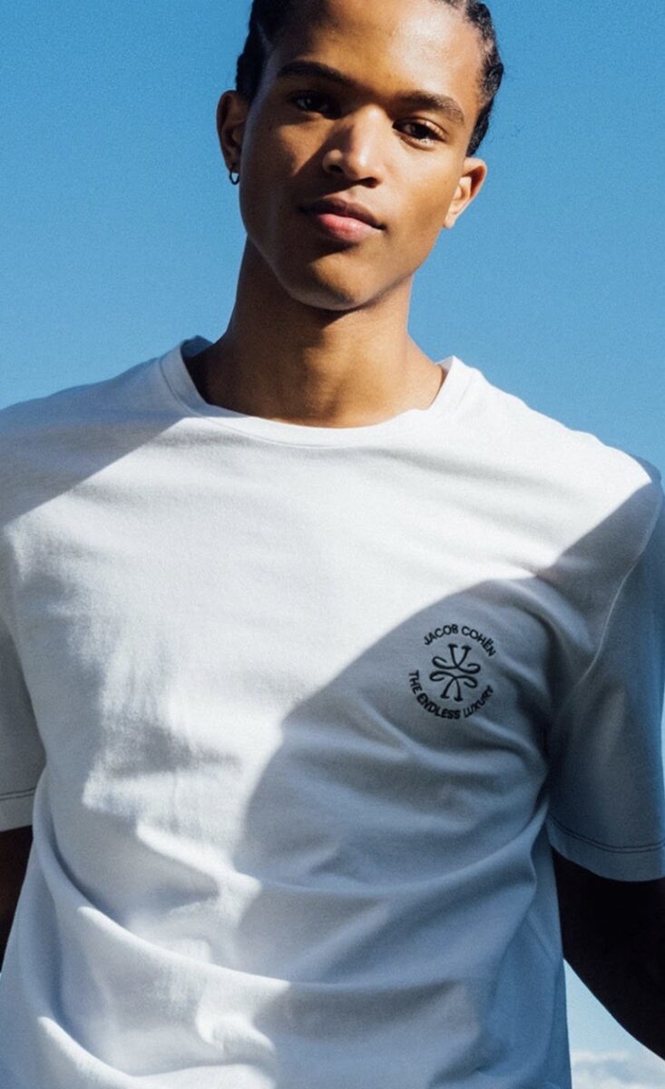 Particolare della T-shirt in cotone. Particolare della T-shirt in cotone.