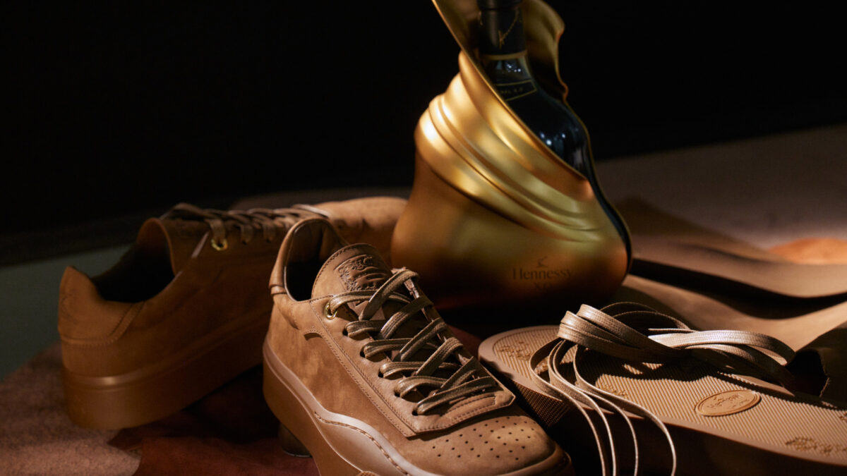 Le scarpe e la bottiglia create per Hennessy