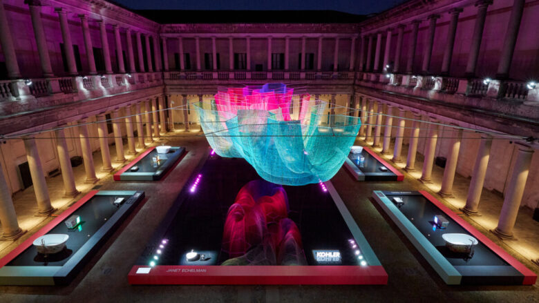 Visuale notturna dell'installazione mostra di Kohler