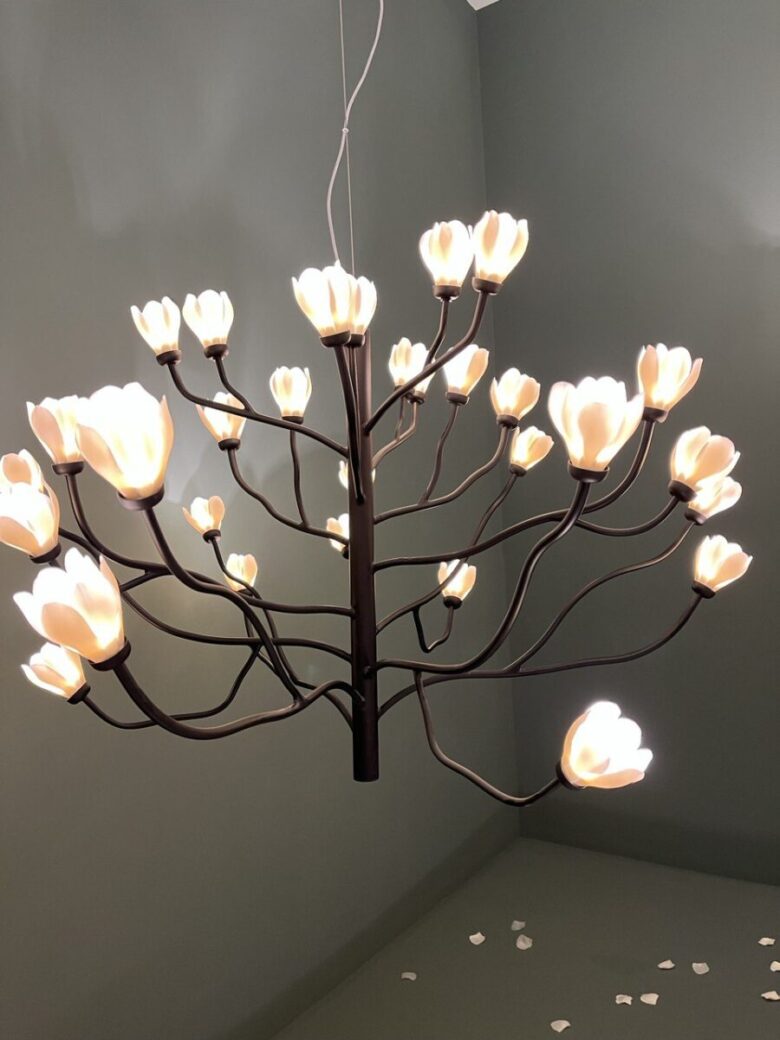 Lampada ispirata al mandorlo in fiore.