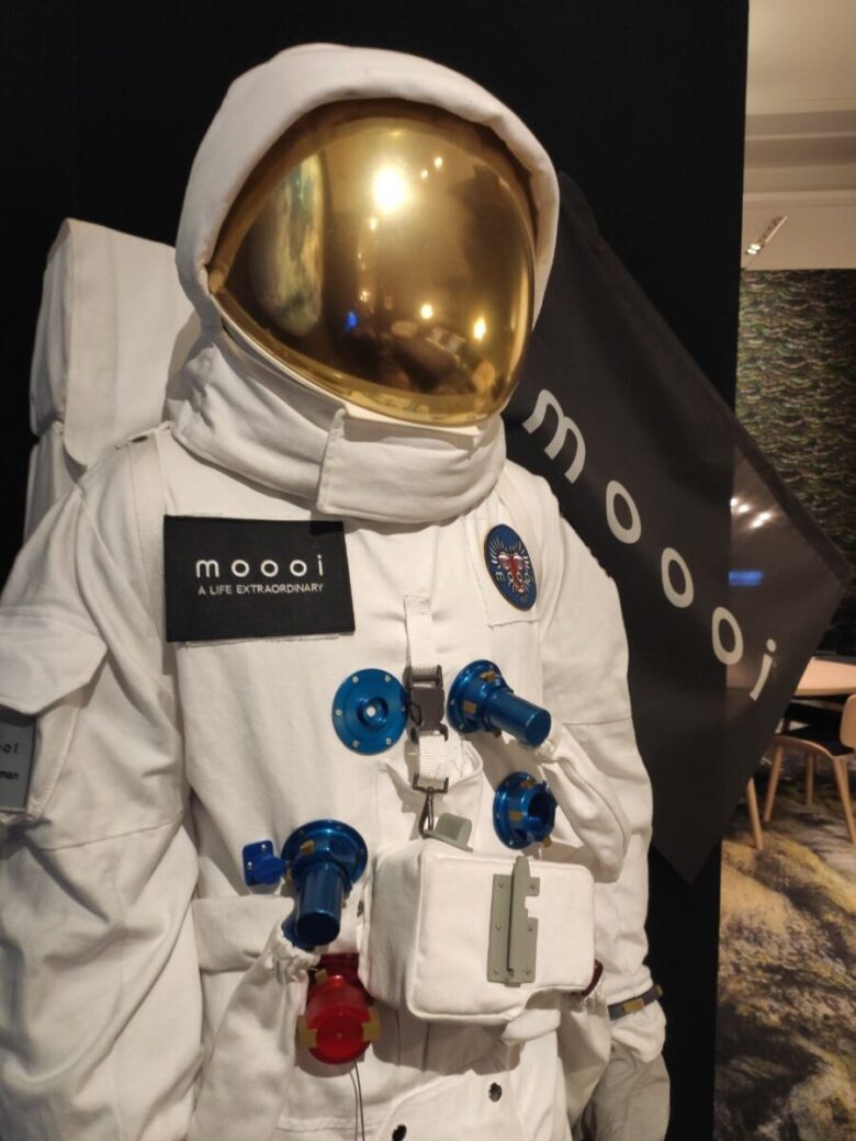 Una tuta spaziale nell'esposizione di Moooi.