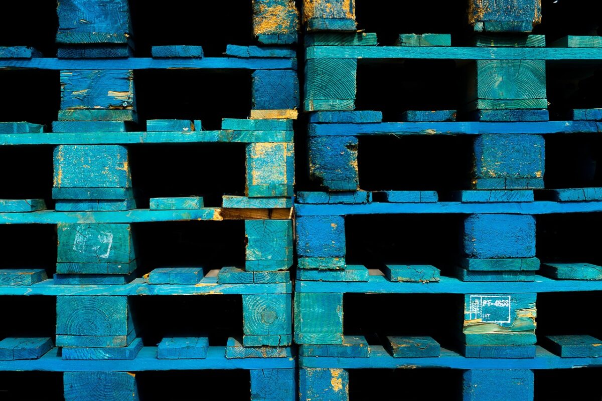 Panchina fai da te con il pallet: l’arredo a basso costo Panchina fai da te con il pallet: l’arredo a basso costo