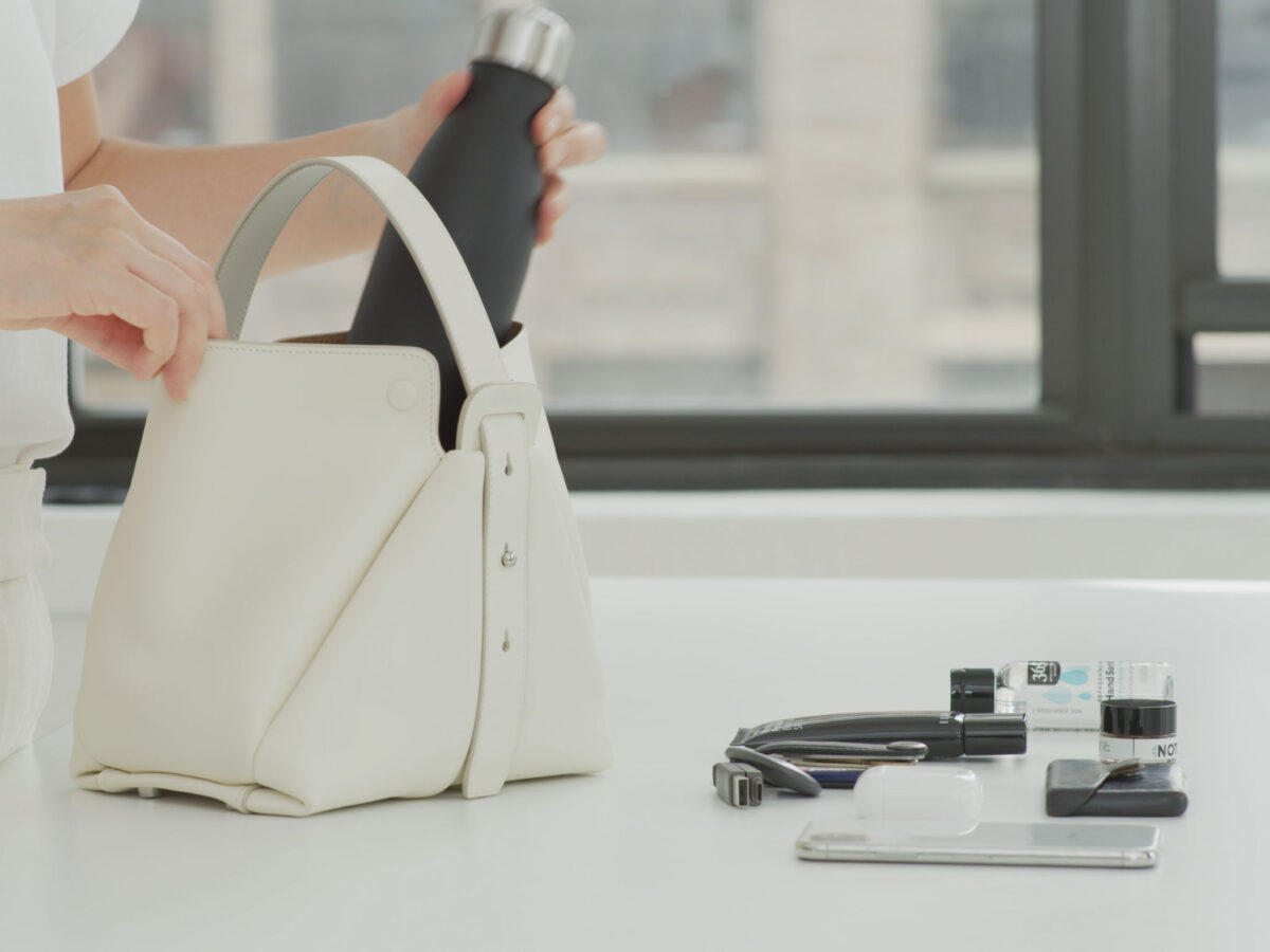 Il modello The Age Bag in bianco. Il modello The Age Bag in bianco.
