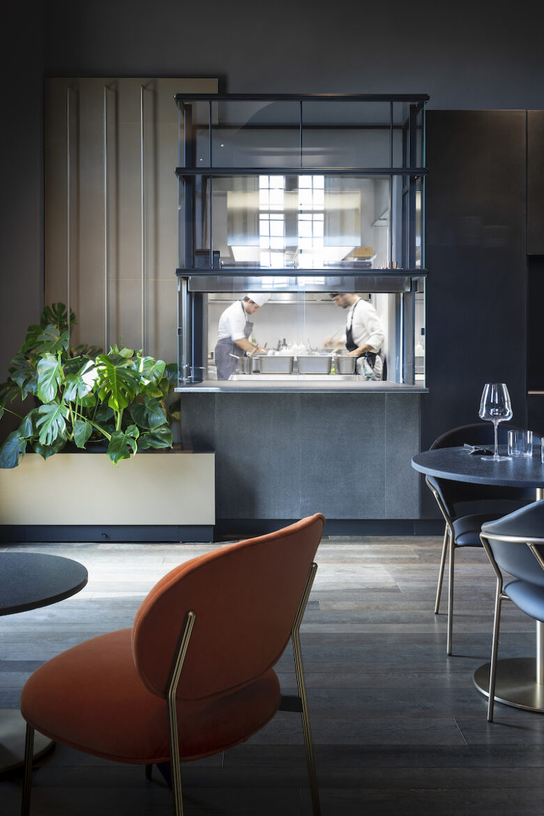 L’alta cucina e il paesaggio occupano la scena L’alta cucina e il paesaggio occupano la scena