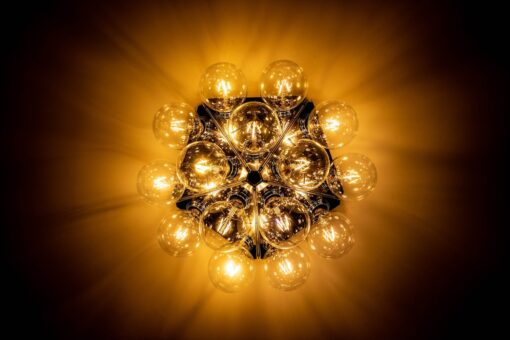 Lampadari con bolle di vetro: il sorprendente trend home decor per ambienti ricercati e creativi