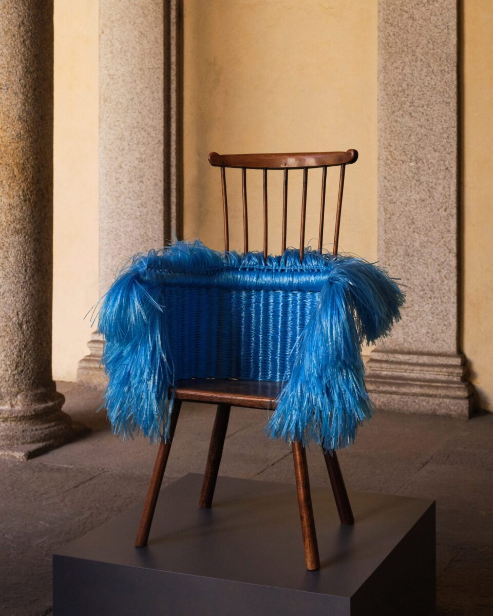 Particolare di una sedia con tessitura azzurra. Particolare di una sedia con tessitura azzurra.
