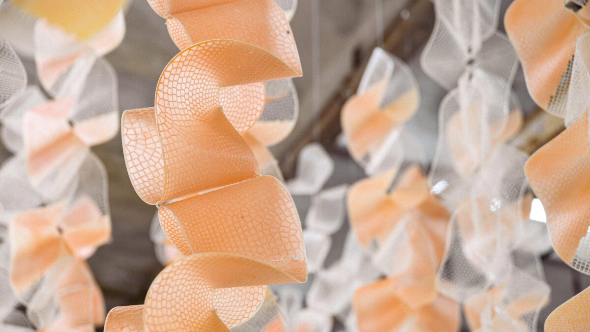 Arriva Sensionbiom 2, l’installazione di biomateriali che cambia colore grazie ai raggi UV