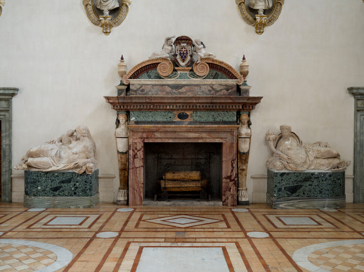 Visione d'insieme del camino nel Salone d'Ercole
