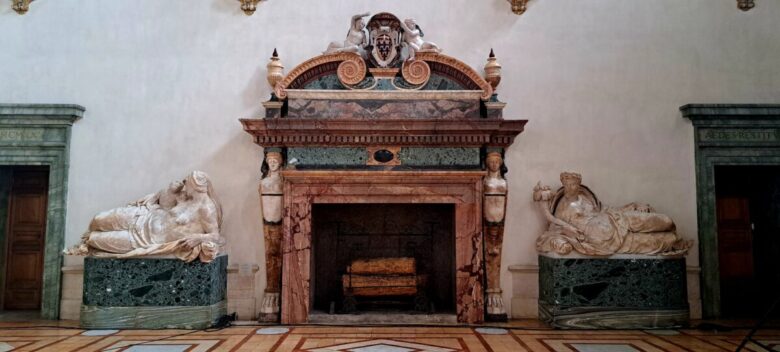 Il camino monumentale del Salone d'Ercole