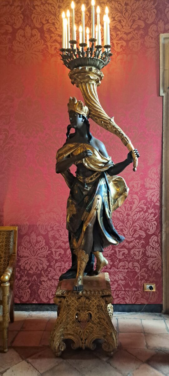 Un arredo dei saloni storici di Palazzo Farnese