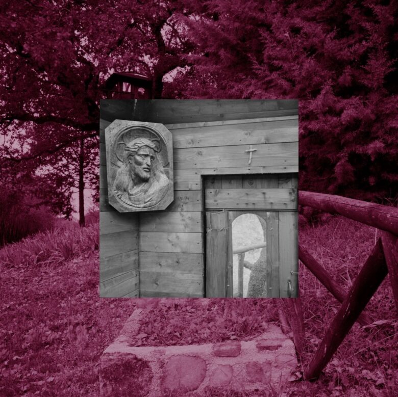 A ribbon and a prayer - da spazi laici a luoghi sacri