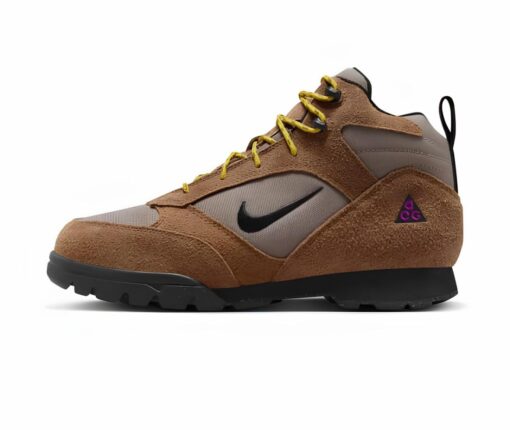 La scarpa da trekking Nike ACG Torre Mid Waterproof è sempre più grintosa