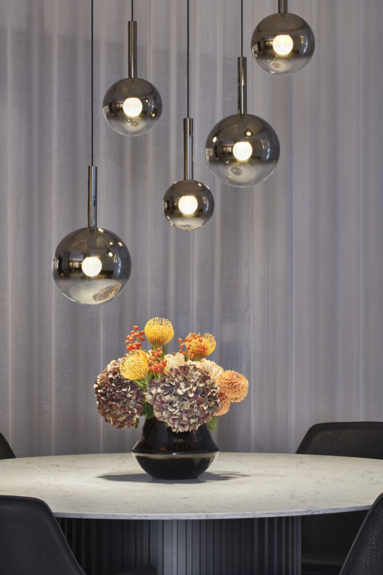 02_Occhio_Luna sospeso_flagship store London Store_MarkCocksedge_vert