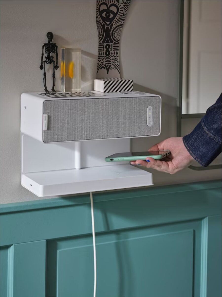 Mensola caricatore: da Ikea la soluzione salvaspazio per la camera e non solo