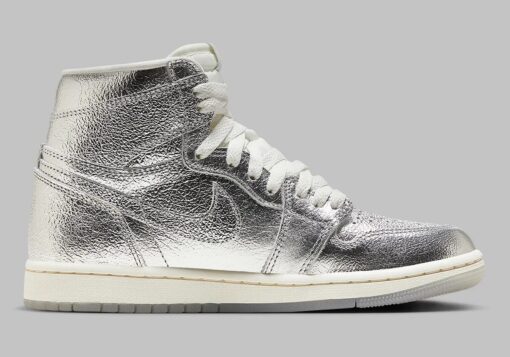 Air Jordan 1 Chrome Metallic Silver: le vibranti sneakers che manderanno in estasi collezionisti e appassionati
