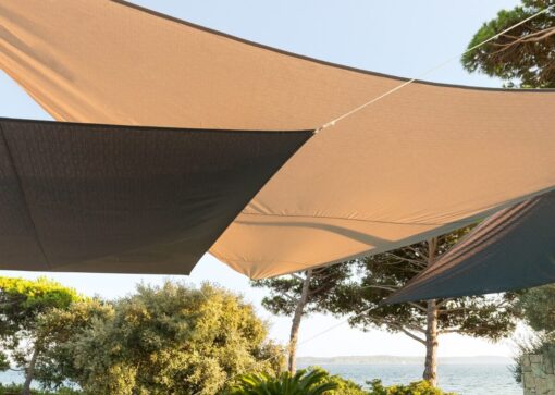 Proteggiti dal vento e dagli sguardi indiscreti con i paraventi Eminza in offerta!