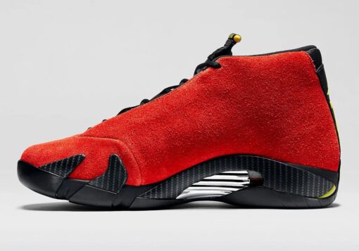 Dai gas al motore con le rombanti Nike Air Jordan 14 Ferrari