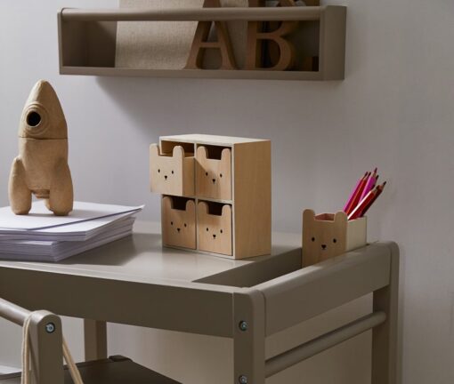 La cameretta H&M Home è ordinata e di tendenza