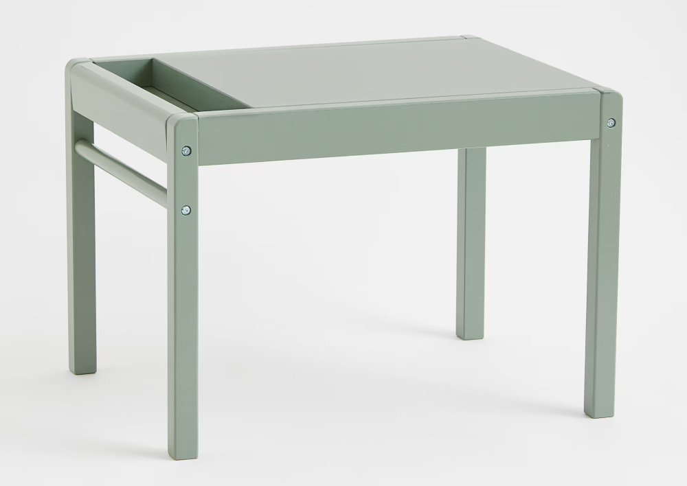 La cameretta H&amp;M Home &egrave; ordinata e di tendenza