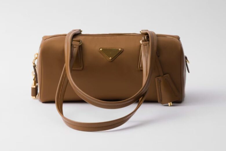 Moda s&igrave; ma anche praticit&agrave;: tutte pazze per il bauletto medium Prada brandy