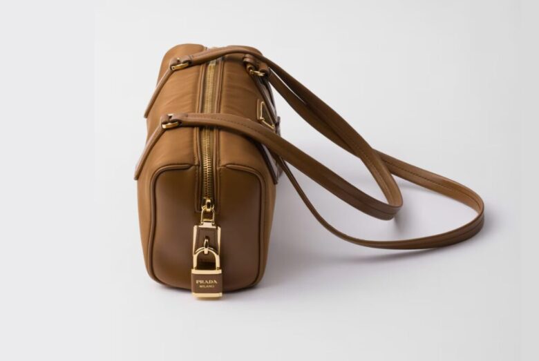 Moda s&igrave; ma anche praticit&agrave;: tutte pazze per il bauletto medium Prada brandy