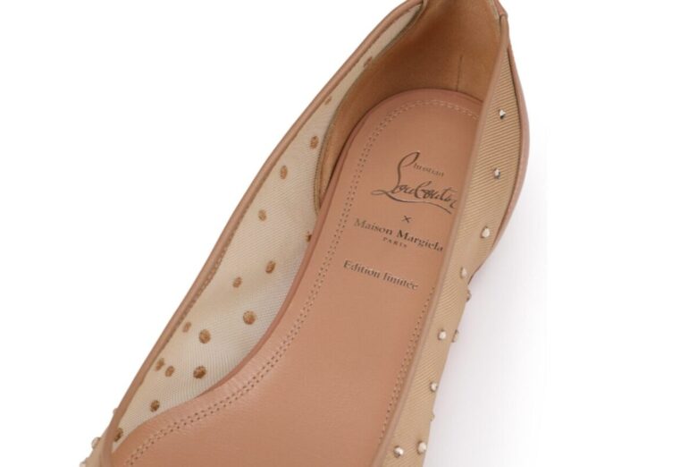 Le ballerine a rete Louboutin x Maison Margiela sono il trend 2025 con un tocco unico