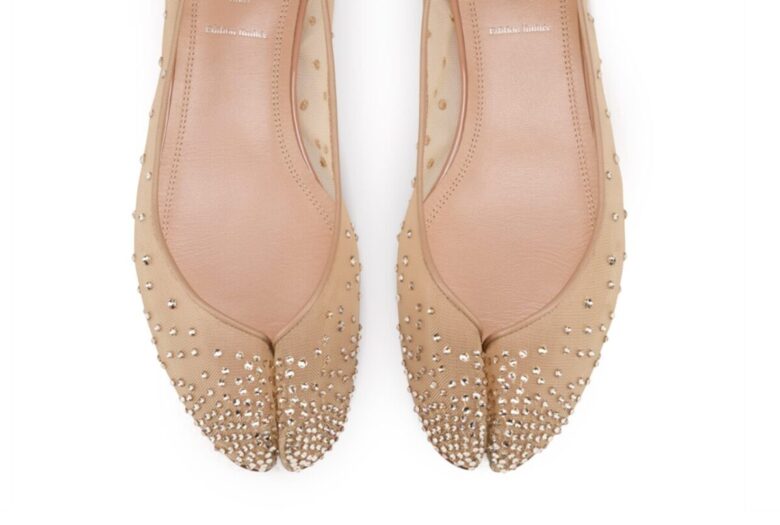 Le ballerine a rete Louboutin x Maison Margiela sono il trend 2025 con un tocco unico