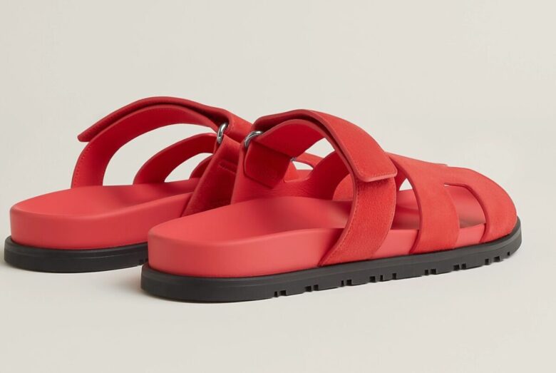 Gli iconici sandali Herm&egrave;s seguono il trend primavera 2025 con il modello Chypre