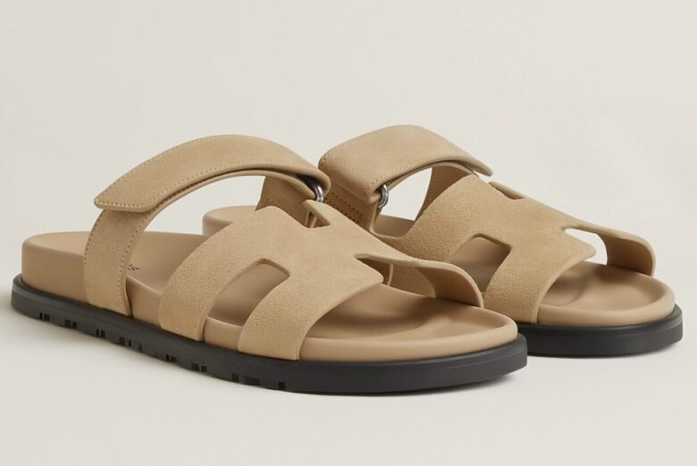 Gli iconici sandali Herm&egrave;s seguono il trend primavera 2025 con il modello Chypre