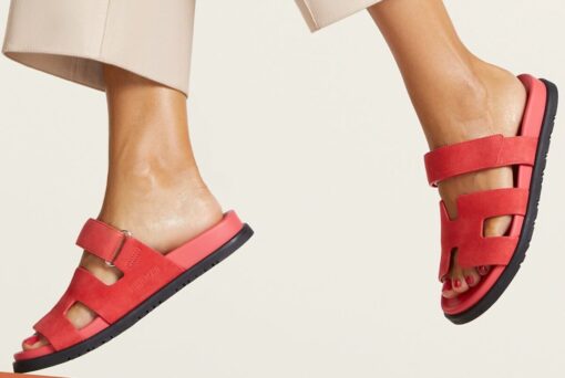Gli iconici sandali Hermès seguono il trend primavera 2025 con il modello Chypre
