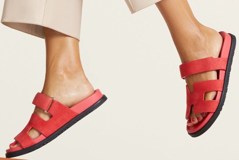 Gli iconici sandali Herm&egrave;s seguono il trend primavera 2025 con il modello Chypre
