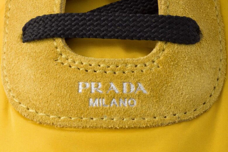 Le sneakers Collapse Prada in Re-Nylon sono un’esplosione di colori e comodit&agrave;