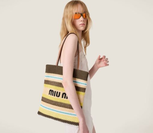 La borsa a righe Miu Miu è il vero must have dell’estate 2025