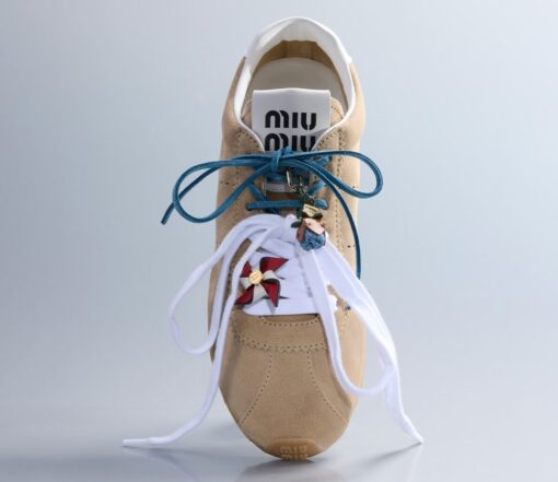 Il vero must dell’estate sono le Miu Miu Plume con charm!