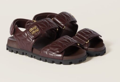 I sandali sportivi in nappa matelassé Miu Miu sono il trend dell’estate 2025