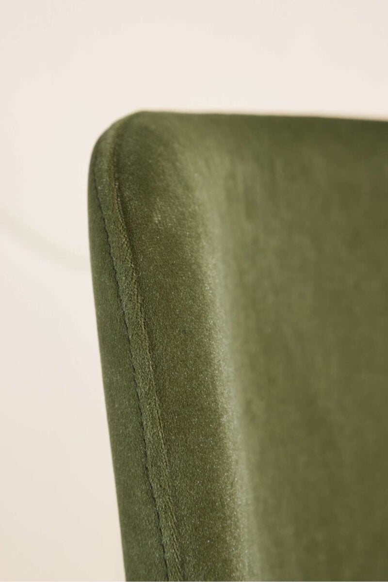 Sedia in velluto: il dettaglio H&M Home che cambia la casa Sedia in velluto: il dettaglio H&M Home che cambia la casa