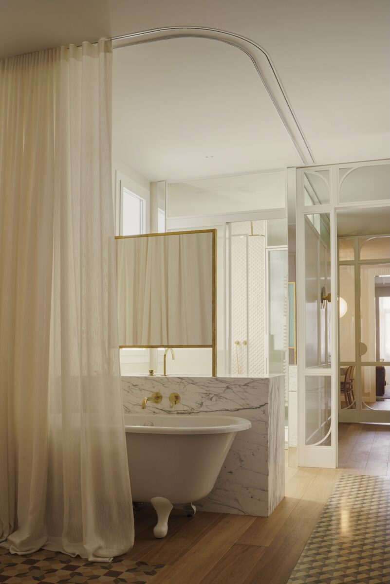 A Barcellona, questo appartamento evoca atmosfere asiatiche grazie a materiali nobili e naturali e arredi su misura dai colori tenui