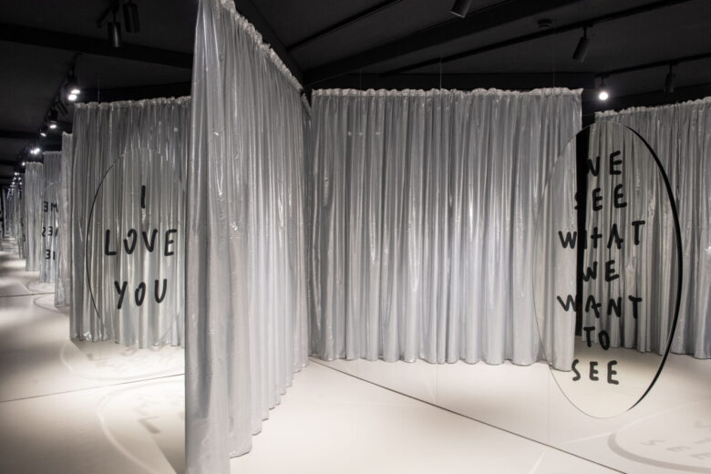 8_CASSINA_ME FROM OUTSIDE mirror_Pietro Terzini_ph_Simone Barberis