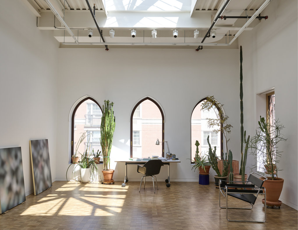 A New York una vecchia canonica diventa una meravigliosa abitazione multipiano. Con atelier d&rsquo;artista incluso.