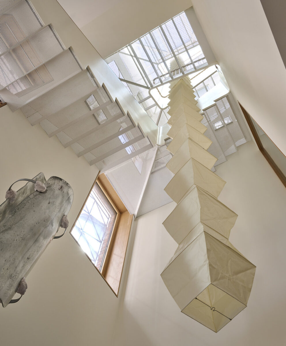 A New York una vecchia canonica diventa una meravigliosa abitazione multipiano. Con atelier d&rsquo;artista incluso.