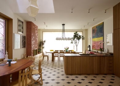 A New York una vecchia canonica diventa una meravigliosa abitazione multipiano. Con atelier d’artista incluso.