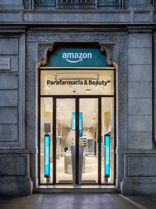 Amazon propone la sua prima parafarmacia fisica, riscrivendo il retail urbano con &nbsp;un nuovo modello ibrido. L&rsquo;e-commerce diventa tridimensionale&nbsp;&nbsp;