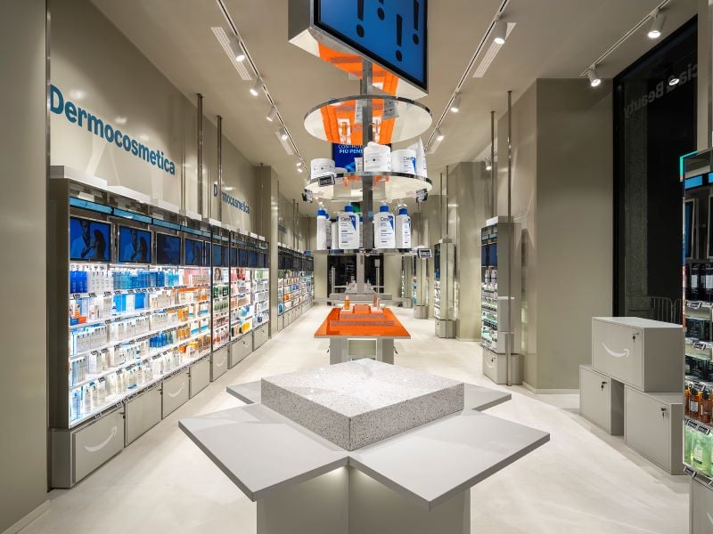Amazon propone la sua prima parafarmacia fisica, riscrivendo il retail urbano con &nbsp;un nuovo modello ibrido. L&rsquo;e-commerce diventa tridimensionale&nbsp;&nbsp;