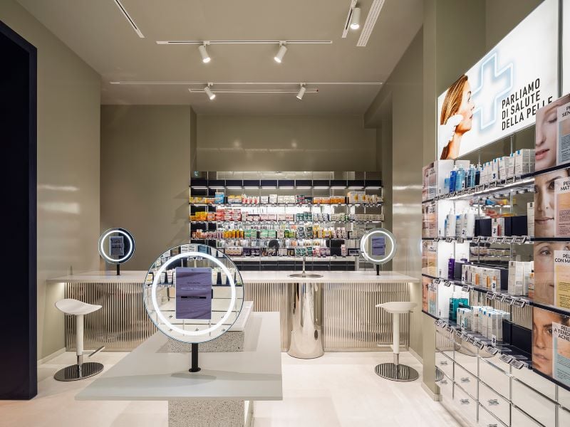 Amazon propone la sua prima parafarmacia fisica, riscrivendo il retail urbano con &nbsp;un nuovo modello ibrido. L&rsquo;e-commerce diventa tridimensionale&nbsp;&nbsp;