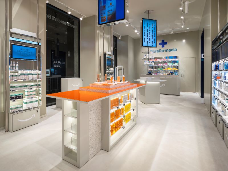 Amazon propone la sua prima parafarmacia fisica, riscrivendo il retail urbano con &nbsp;un nuovo modello ibrido. L&rsquo;e-commerce diventa tridimensionale&nbsp;&nbsp;
