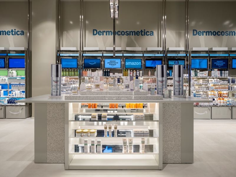 Amazon propone la sua prima parafarmacia fisica, riscrivendo il retail urbano con &nbsp;un nuovo modello ibrido. L&rsquo;e-commerce diventa tridimensionale&nbsp;&nbsp;